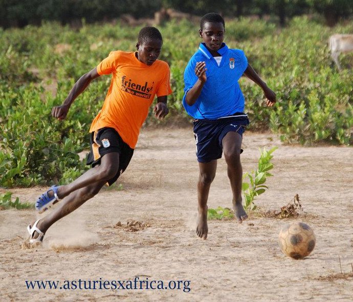 Niños De Gambia Jugando Al Fútbol.