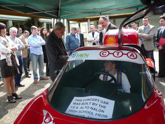 El Consejero De Educación Y Ciencia Del Principado En La Presentación Del Coche 