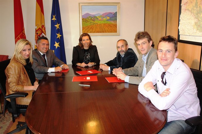 Firma Del Convenio Para Incrementar El Servicio De Transporte Público En Mendavi