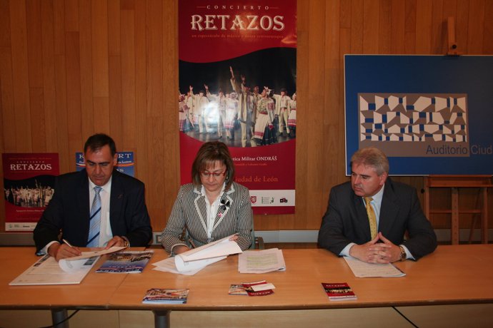 Evelia Fernández, Julio Moreno Baena Y Ludevít Hrúz Durante La Firma Del Conveni