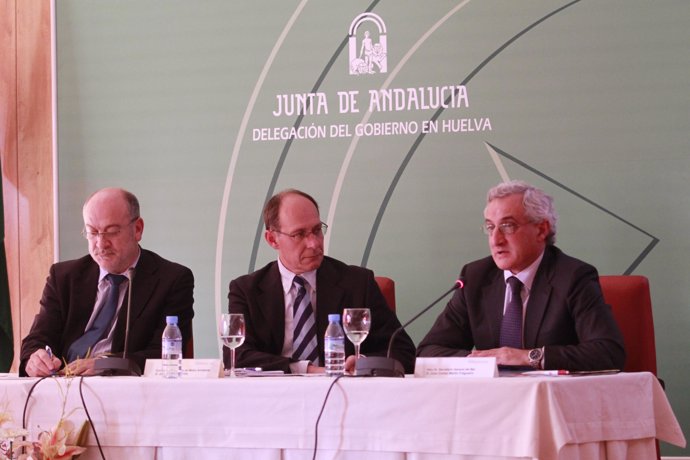 De Izquierda A Derecha: El Delegado De La Junta En Huelva, El Consejero 