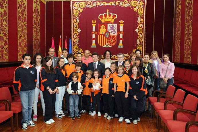 El Alcalde Con Los Integrantes Del Club De Natación