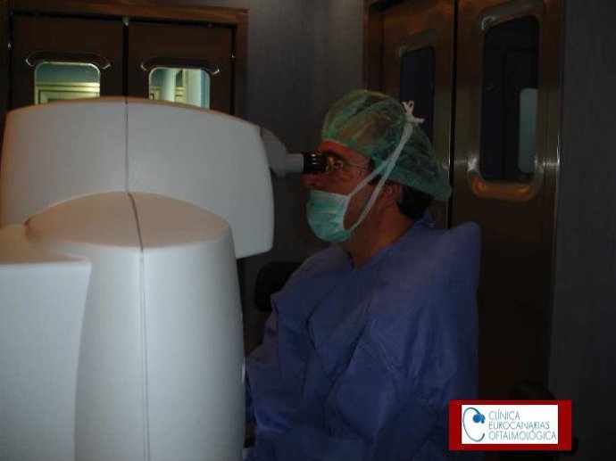 El Doctor Vicente Rodríguez Durante Una Operación