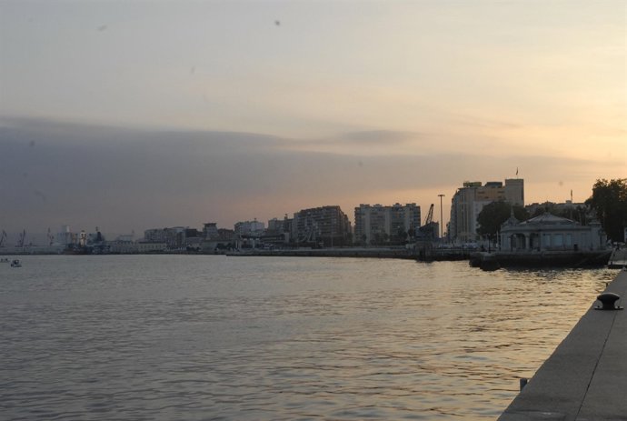 El Paseo Máritimo Y El Puerto