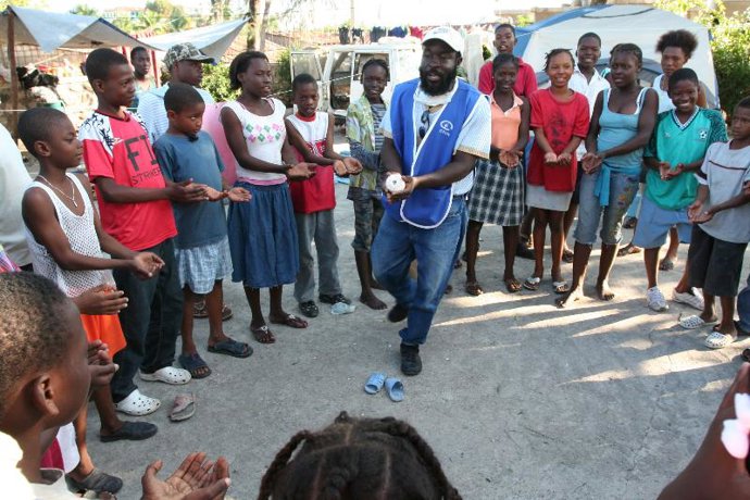 Un voluntario imparte una sesión de ayuda psicosocial para niños que viven en el