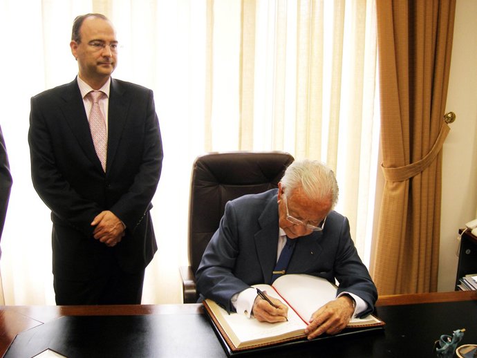 El Alcalde De Almería Junto A Juan Antonio Samaranch Tras Los Juegos Mediterráne