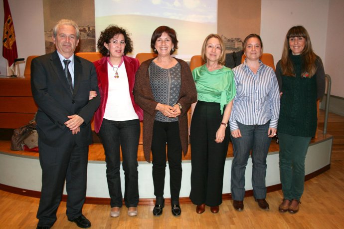 Sanroma Antes De Participar En Una Mesa Redonda Sobre Mujer Y Universidad