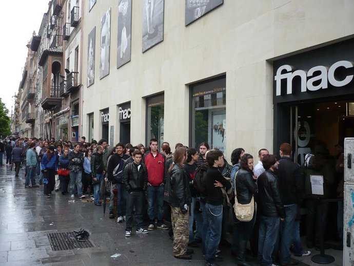 Largas Colas A Las Puertas De La Fnac Para Adquirir Las Entradas De AC/DC