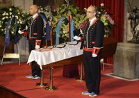 Un goteo continuo de personas visita la capilla ardiente