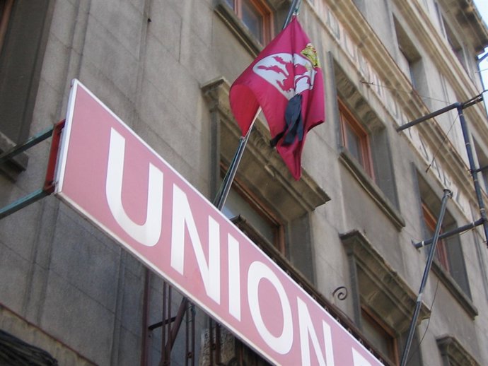 Bandera De León Con Crespón Negro.