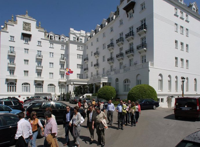 Turistas En Un Hotel De Santander