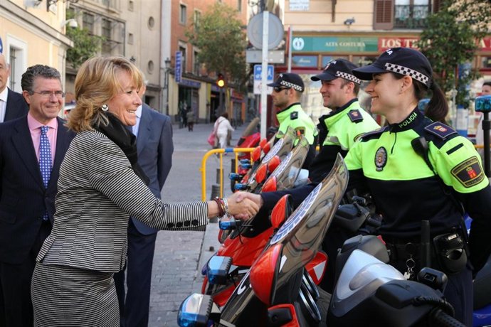 Aguirre Saluda A Una De Las Agentes De Las Bescam