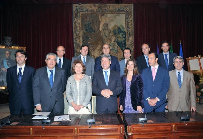 Pulido Junto A Los Representantes De Las Entidades Financieras