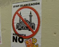 De la Vega dice que el uso de símbolos religiosos no es "ningún problema social"