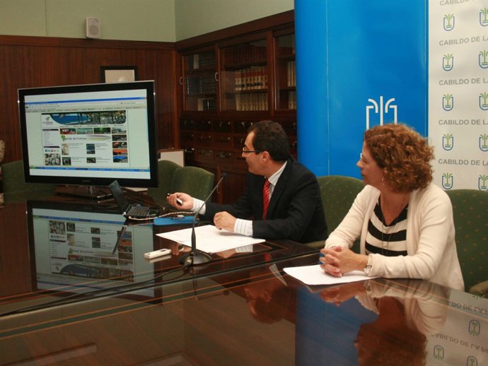 Consejera De Turismo Del Cabildo De La Palma, Beatriz Páez (Drcha.)