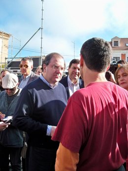 Un Miembro De La Plataforma Tierra De Campos Viva Dialoga Con Juan Vicente Herre