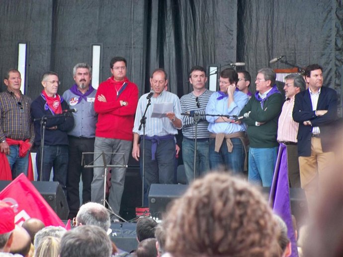 Adolfo Delibes Lee El Manifiesto Del Día De La Comunidad.