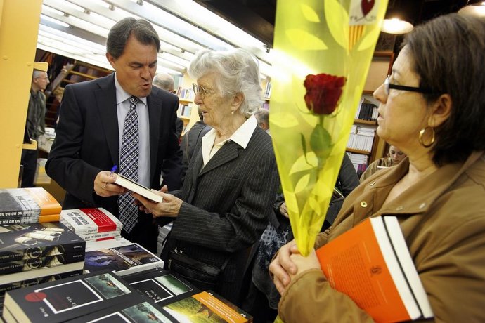 Artur Mas Entre Libros Y Rosas Por Sant Jordi.