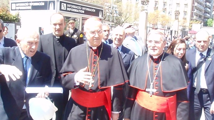 El Cardenal Bertone Junto Al Arzobispo Barcelonés, Lluís Martínez Sistach.