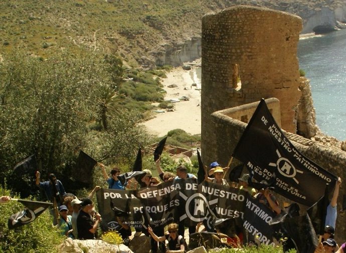 La Asociación Amigos De La Alcazaba Pone 'Banderas Negras' Al Deterioro De Forta