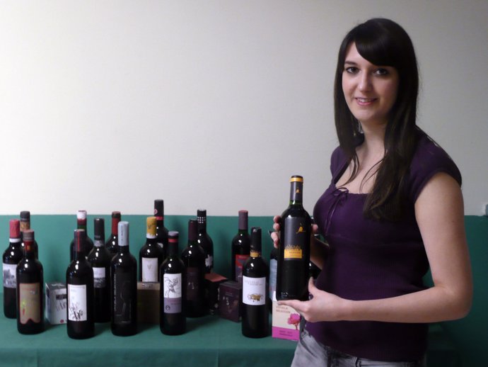 La Ganadora Del Concurso De Diseño De Etiquetas De Vino De La UEMC, Miriam De Ar