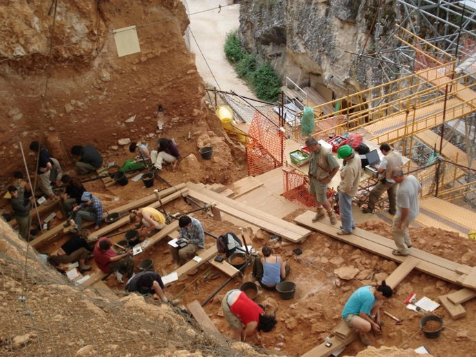 Voluntarios Participan En Las Excavaciones De Atapuerca.