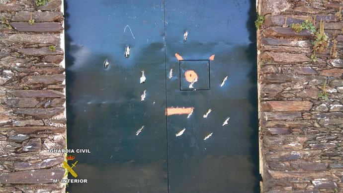 Desperfectos Ocasionados Con Un Hacha En La Puerta Trasera Del Domicilio De Un V