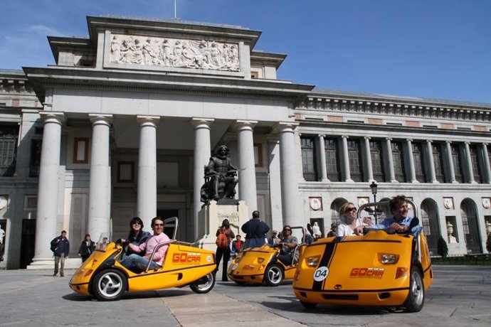 Vehículos De Go Car Frente Al Museo Del Prado