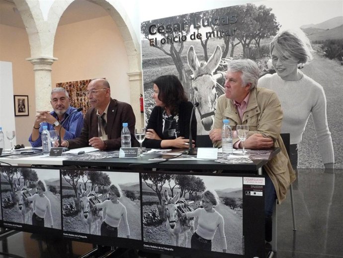 César Lucas (Izquierda) En La Presentación De Su Exposición Fotográfica En El CA