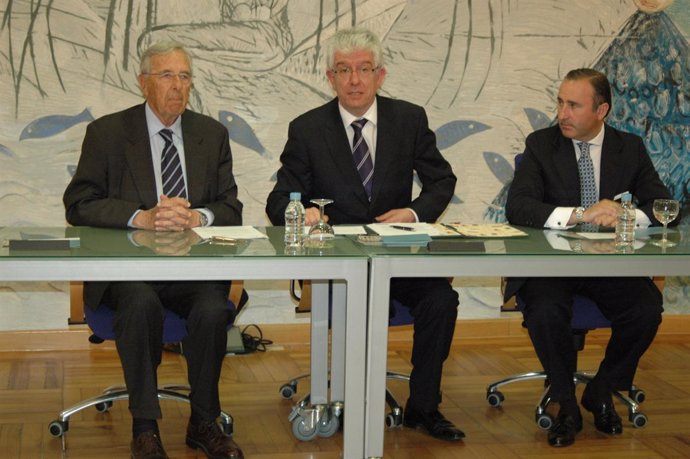 De Izquierda A Derecha, Juan Manuel Descalls, Presidente De Fundación Banco Herr