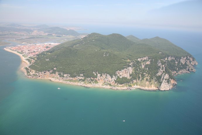 Vista Aéra De Santoña Y Las Marismas