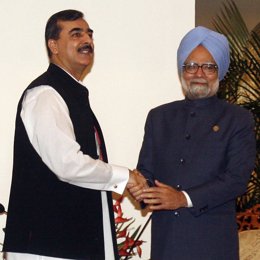 Yusuf Raza Gilani y Manmohan Singh