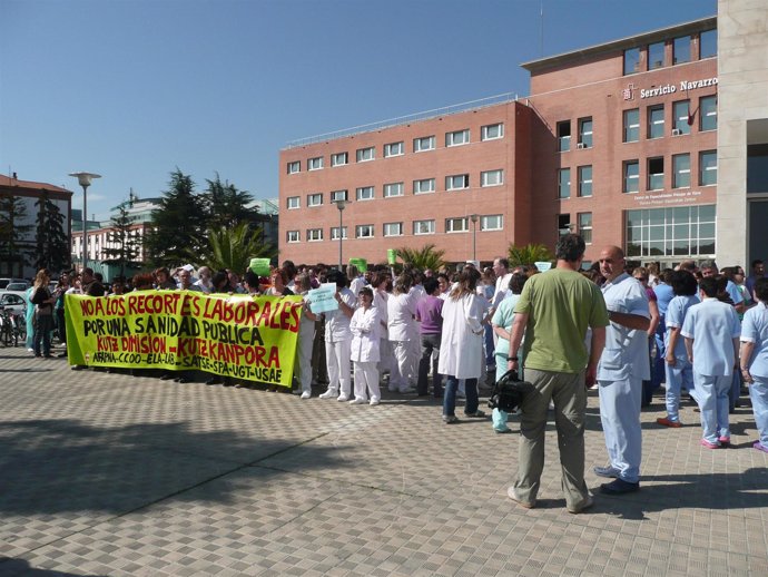 Los Trabajadores Del SNS Se Concentran Contra "Los Recortes Laborales"