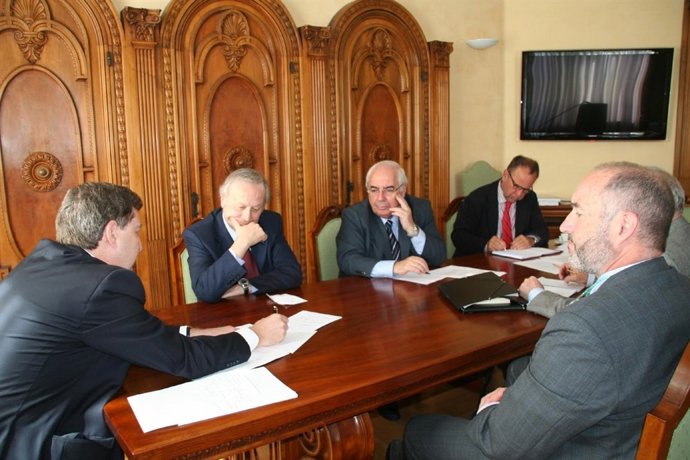 Areces, En El Centro, En Un Momento De La Reunión.