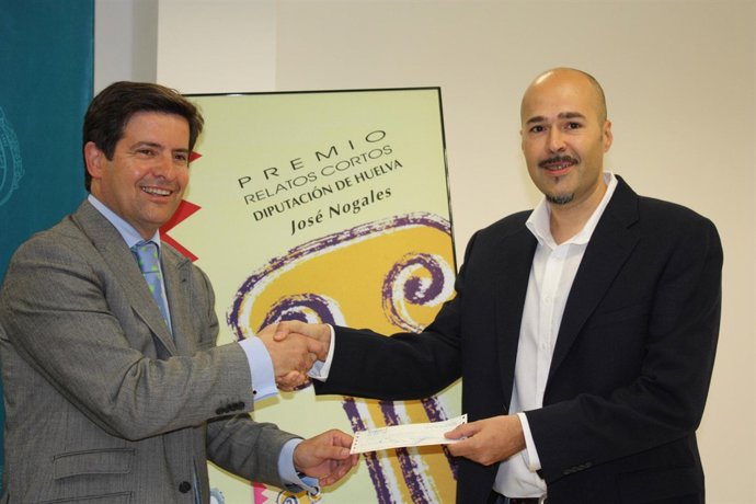 El Diputado De Cultura, Juan Serrato, Y El Ganador Del  XVII Premio De Relatos C