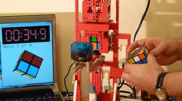 Robot LEGO Resuelve Cubos De Rubik