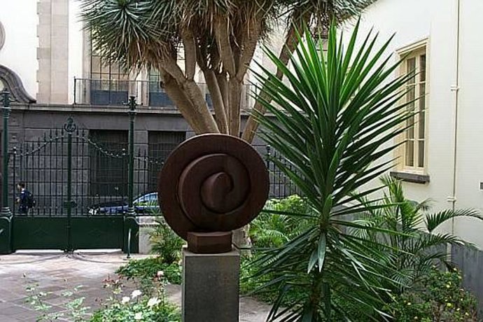 Patio Del Parlamento De Canarias Con Una Obra De Martín Chirino