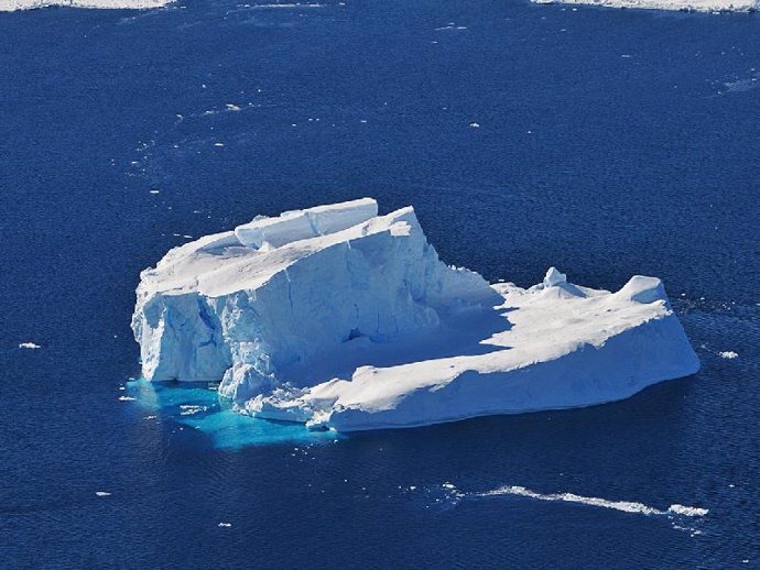 Iceberg a la deriva, a causa del deshielo ártico