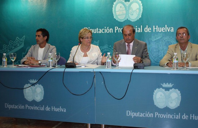La Presidenta De La Diputación Junto Al Resto De Integrantes Del 'Pacto Por Huel