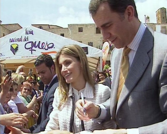 Los Príncipes De Asturias Saludan A Vecinos De Trujillo