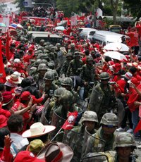 Los 'camisas rojas' desalojan un hospital 