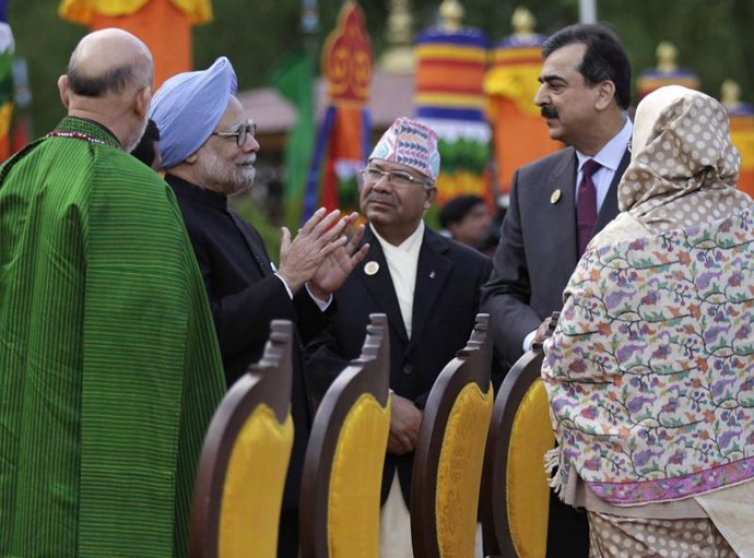 Yusuf Raza Gilani y Manmohan Singh