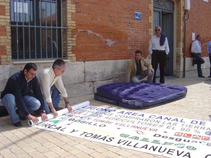 Los Agricultores Recogen La Pancarta Y Alguno De Los Colchones