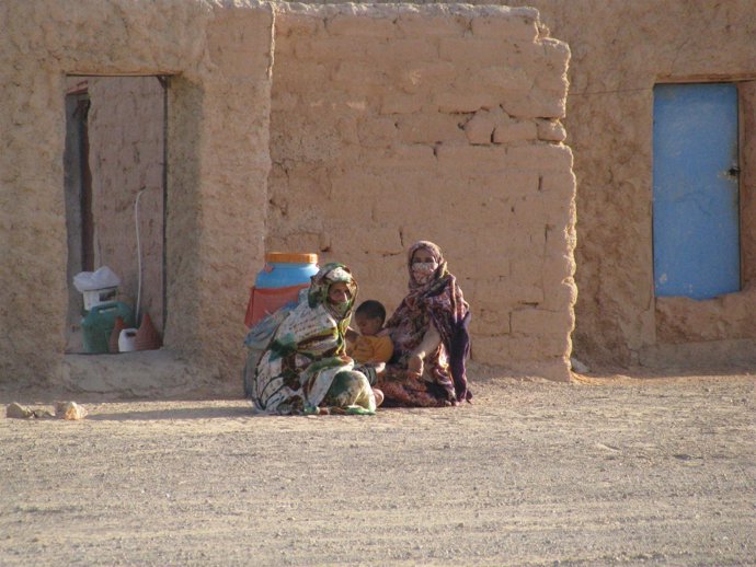 Mujeres Saharauis En Los Campamentos De Refugiados Argelinos