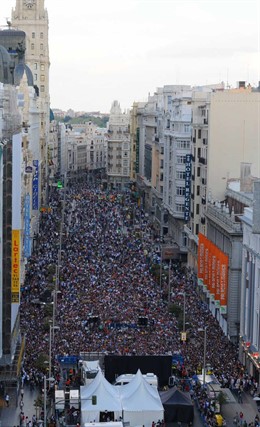 La Gran Vía 'Tomada' Por Madrileños Y Turistas