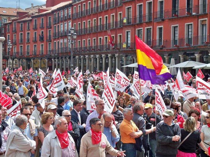 Manifestantes Del Primero De Mayo En La Plaza Mayor De Valladolid.