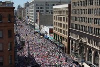 Miles de personas se manifiestan contra de la ley de inmigración de Arizona