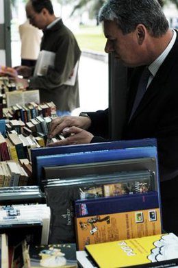 Un Hombre En Un Stand De Libros