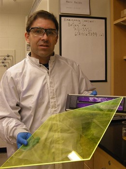 El Científico Asturiano Sostiene Un Prototipo En El MIT