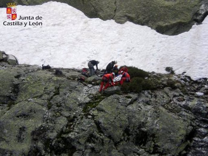 Los Equipos De Rescate Atienden A La Montañera.